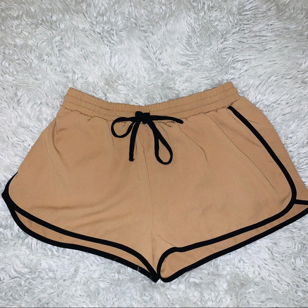 Tan stretchy waistband. Very soft material 🤎🖤
